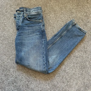Nudie Jeans - Nudie Jeans i modellen ”Steady Eddie II” Heavy rain färg - storlek: 28 / 30 - nypris: 1600kr - väl omhändertagna, inga defekter, mycket bra skick - hör av er om ni har några frågor, priset är förhandlingsbart!