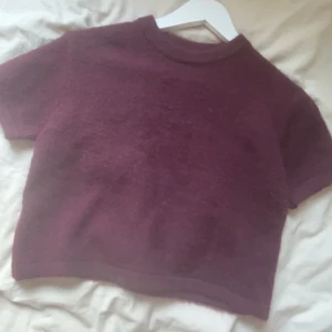 Vinröd tröja från Gina Tricot - Säljer en mysig vinröd tröja från Gina Tricot. Tröjan har korta ärmar och är perfekt för en avslappnad stil. Den är gjord i ett mjukt material som känns skönt mot huden.