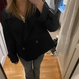 Kort trenchcoat💕 - Jättesnygg kort trenchcoat från Esprit!🩷Nypris: 1400💕
