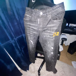 Dsquared2 jeans i svart - Dsquared2 jeans i svart helt nya pris 550 