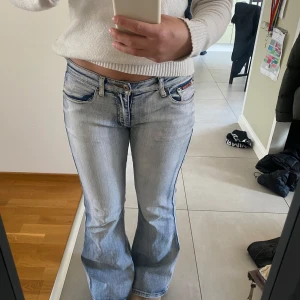 Ljusblåa lågmidjade jeans  - Köpta på Vinted men bara testade. Lite slitna längst ner men inget man tänker på!