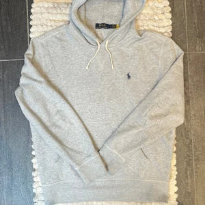 Polo Ralph Lauren Hoodie Grå - Riktigt schysst Hoodie från Ralph Lauren || Strolek: M || Mycket fint skick, som ny 