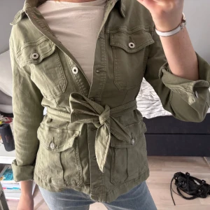 Jeansjacka - SÅ fin jeansjacka med band, perfekt nu till våren!!