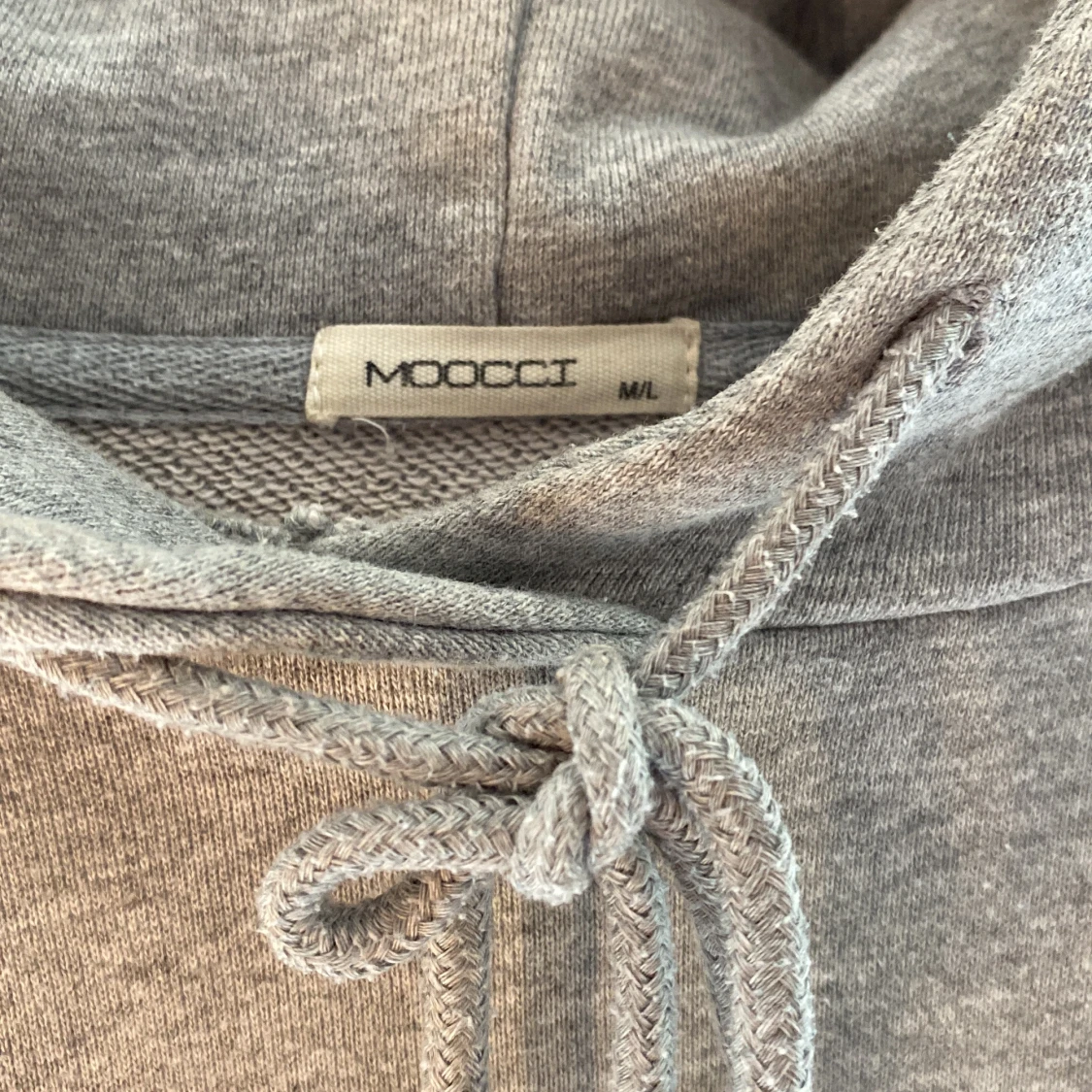 Grå hoodie med paljettvingar från Moocci - 2