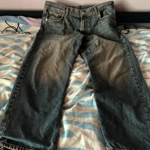 Jeans från sweet sktbs i M - Säljer ett par coola jeans från Sweet Skateboarding Company. Blev för stor om mina ben så de ser ut som att jag har skinny jeans LOL 