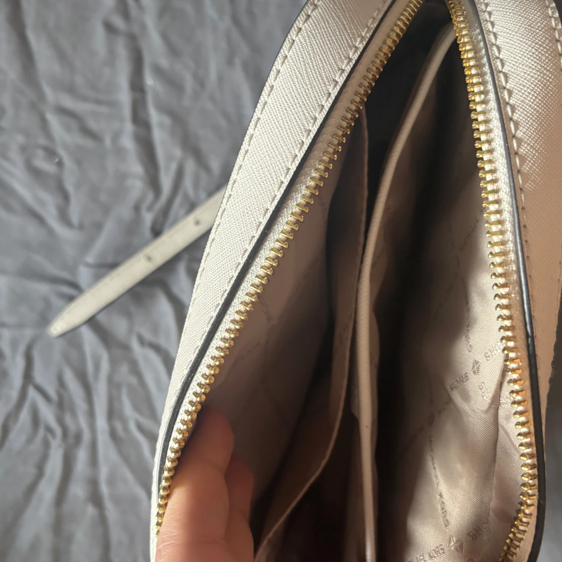 CremeVit/Rosa axelväska från Michael Kors - 3