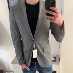 These Glory Days - Blazer - Säljer nu en riktigt fräsch Blazer från These Glory Days i färgen ljus grå. Kavajen är sprillans ny och ny pris på denna är 2000 kr. Det är storlek 44 som motsvarar XS-S,  jag är 173 och den passar väldigt bra, om du är mellan 165-175 borde den passa toppen! Hör av er för fler frågor!✅😁
