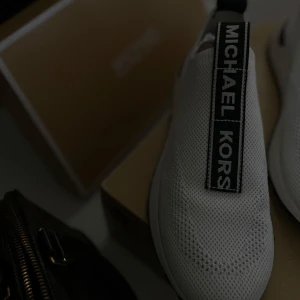 Vita sneakers från Michael Kors - Säljer dessa populära, snygga  Michael Kors-sneakers som är helt nya och oanvända. De är i perfekt skick utan några skador. Skorna levereras med originalförpackningen från Michael Kors. Hör av dig om du vill ha fler bilder. Priset kan diskuteras.🤍