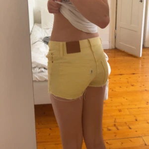 Gula jeansshorts - Gula jeansshorts från Levi’s. Köpta i Spanien. Säljer då de är för små för mig. Skulle säga de är storlek 32. Skriv för mått!