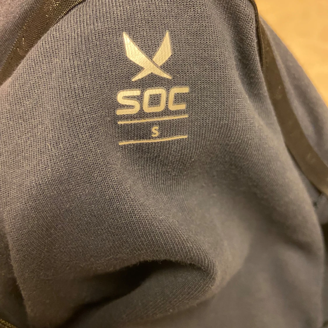 Mörkblå hoodie från SOC - 2
