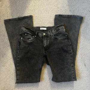 Gråa jeans  - Snygga lågmidjade mörk gråa jeans från Gina. Dom är lite ”uttöjda” i midjan och där bak och lite slitna längst ned🥰