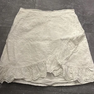 Kjol - Jätte fin kjol nu som är perfekt till sommaren! De har små prickar runt om kring som ska likna blommor o va som ett fint tryck, tyvärr är de för små för mig, skriv för mer info. Midjemått: 35( stretchiga) längd på hela kjolen: 38