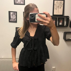 Jättefin svart blus  - Säljer min jättefina svarta blus ifrån gina. Använd endast en gång så den är som ny.  Skriv vid intresse!💞💞