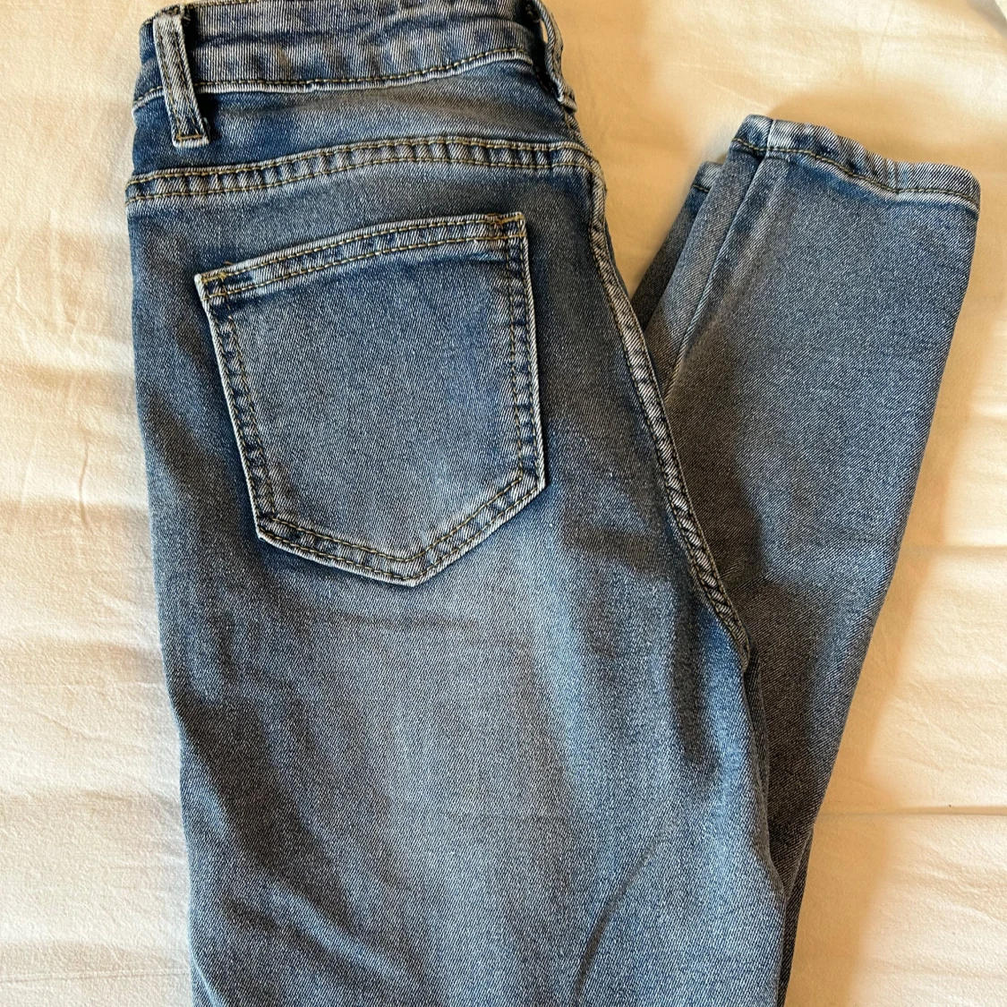 Blå jeansbyxor från SHEIN - 1