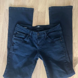 Svarta jeans från LTB - Snygga svarta jeans från LTB i modellen 'Valerie'. De är i färgen nattblå men ser typ svarta ut storlek W26 L30