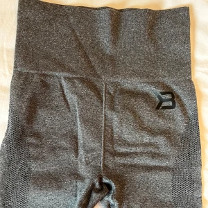Grå träningstights med hög midja från Better Bodies  - Snygga grå träningstights med hög midja från Better Bodies i storlek XS. Perfekta för träning eller en avslappnad dag. Materialet är stretchigt och bekvämt. Använda 1 gång. 
