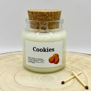 Doftljus Cookies 100% sojavax ljus - Med doften av nybakta mandelkakor sprider denna doftolja en inbjudande och lugnande känsla i ditt hem, med toner av söt mandel, kola och vanilj.   Egenskaper:  - Brinntid: ca 30-35 timmar - Vax: 100 % sojavax - Veke: Vaxad bomullsveke - Behållare: Glas, kan tvättas ur och återanvändas - Mått: 8 cm hög och rymmer 160 ml - Netto vikt: 150g