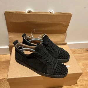 Christian Louboutin med Spikes + allt og  - Hoppa över att köpa alla fejk loubs som finns här utan köp istället äkta! Sjukt feta Louboutin sneakers i riktigt bra skick! 🤩Lite slitage finns på sulorna och lite i hälarna men annars riktigt bra. Storleken är 40,5 men passar upp till 41,5. Allt og ingår såsom kartong, påse, alla dustbags och extra nitar samt kvitto! ✅100% autentiska.💯 Köp inte dessa om du inte vill ha de fetaste skorna på stan!😅
