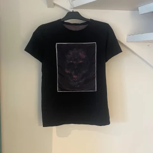 Limitato t shirt  - Snygg svart t-shirt från Limitato i jättefint skick🤩. Tillverkad i Portugal. Nypris runt 2200kr vårt pris 299kr