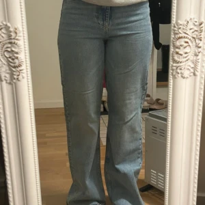 Jeans  - Högmidjade jeans från Gina tricot. Osäker på om dom är avklippa eller om dom var så från början då det var ett tag sen jag köpte dom. Skriv så skickar jag innerbenslängd.