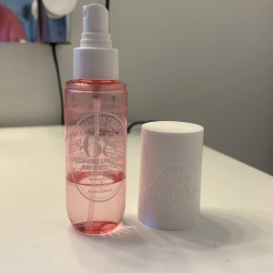 Parfymmist Brazilian Crush Cheirosa 68 - Söt och fruktig  bodymist från Sol de Janeiro. 90ml flaska, dock är det drygt 1/3 kvar.