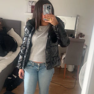 Grå sweatshirt från Polo Ralph Lauren - Jättefin ralph lauren tröja, jättefint skick knappast använd. Köpt i december förra året men använder inte den längre den är i storlek xs