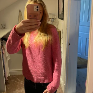 Rosa stickad tröja - Säljer en rosa stickad tröja från vero Moda i storlek S