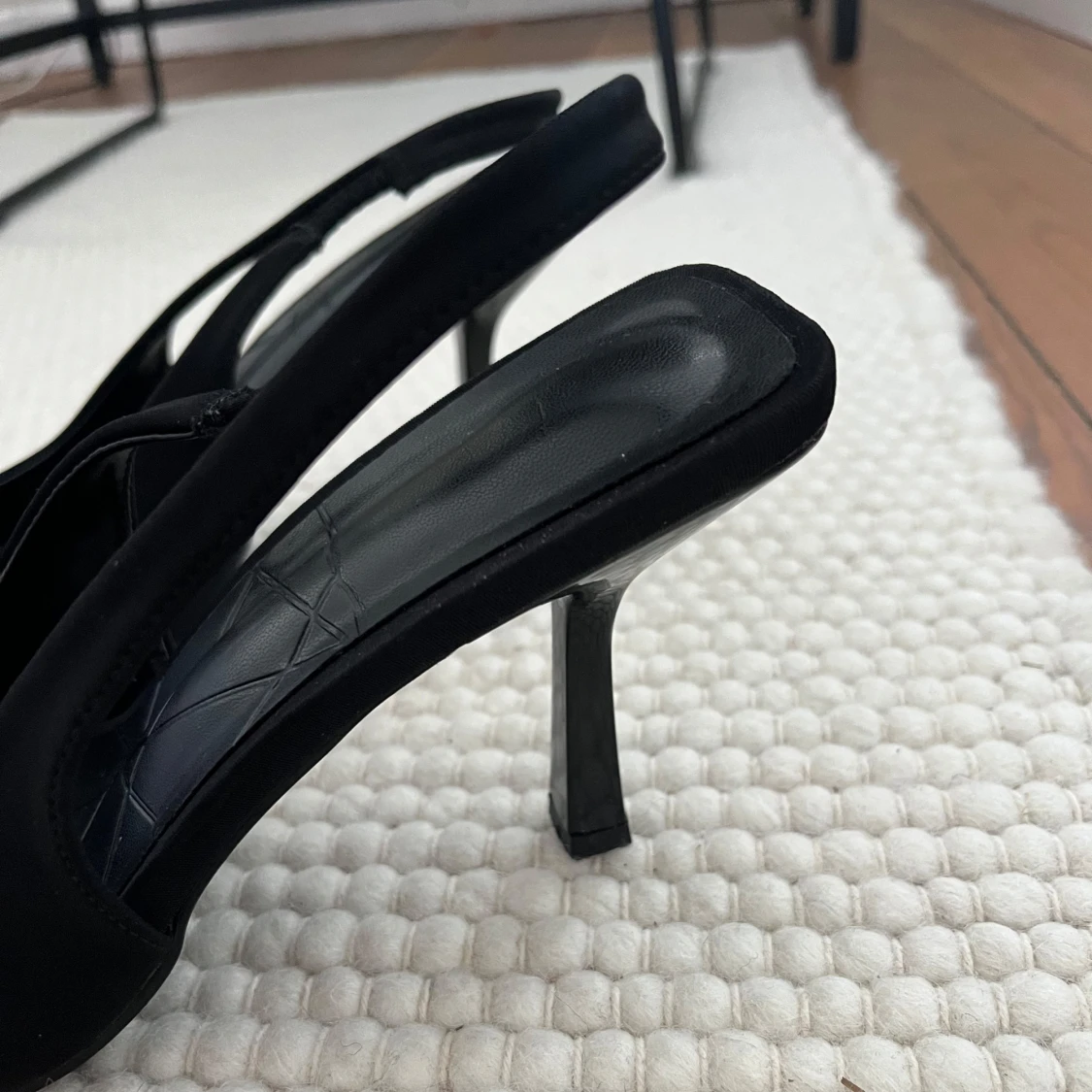 Svarta klackar med rosetter - 3