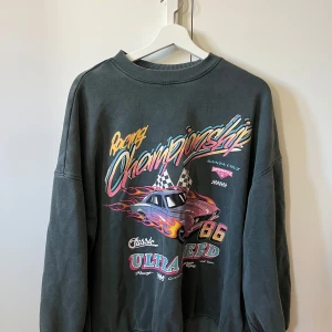 Grå sweatshirt med tryck - Oversize grå sweatshirt med ett tryck på framsidan.