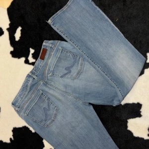 Ltb  - Skit snygga ltb jeans som har en låg midja ! Innerben är runt 73-75. Midja 39 🩵