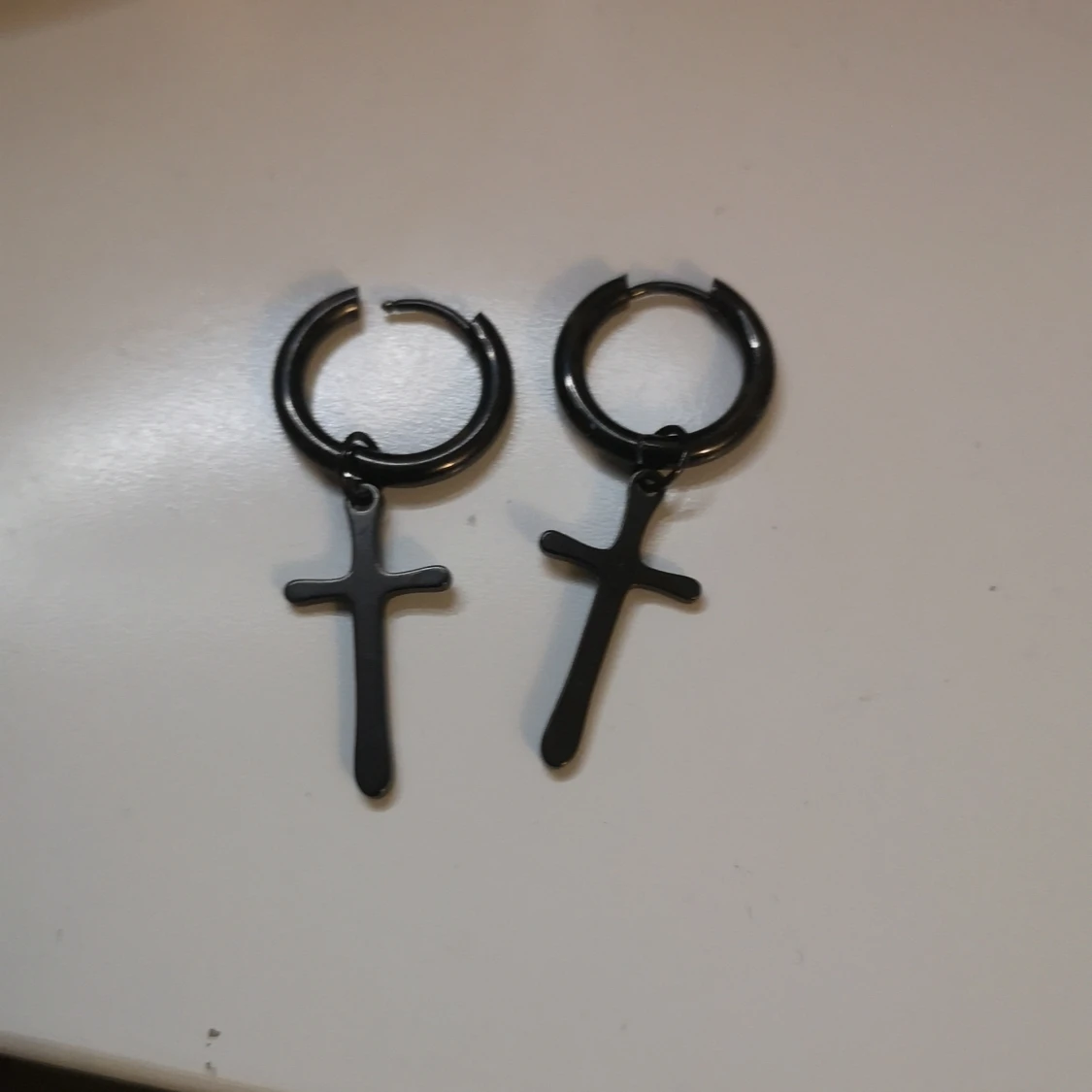 Svarta korsörhängen