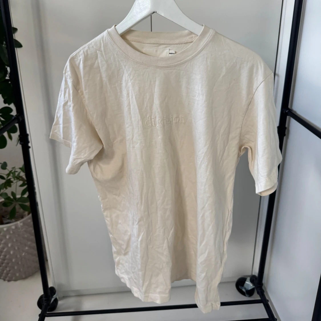 Beige t-shirt från (di)vision