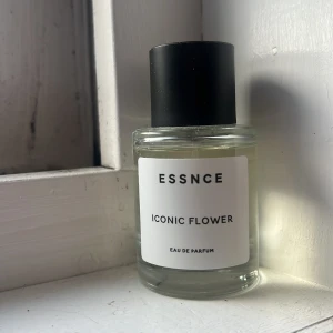Essnce Iconic Flower Eau de Parfum - Inte alls mycket använd, perfekt sommardoft !!