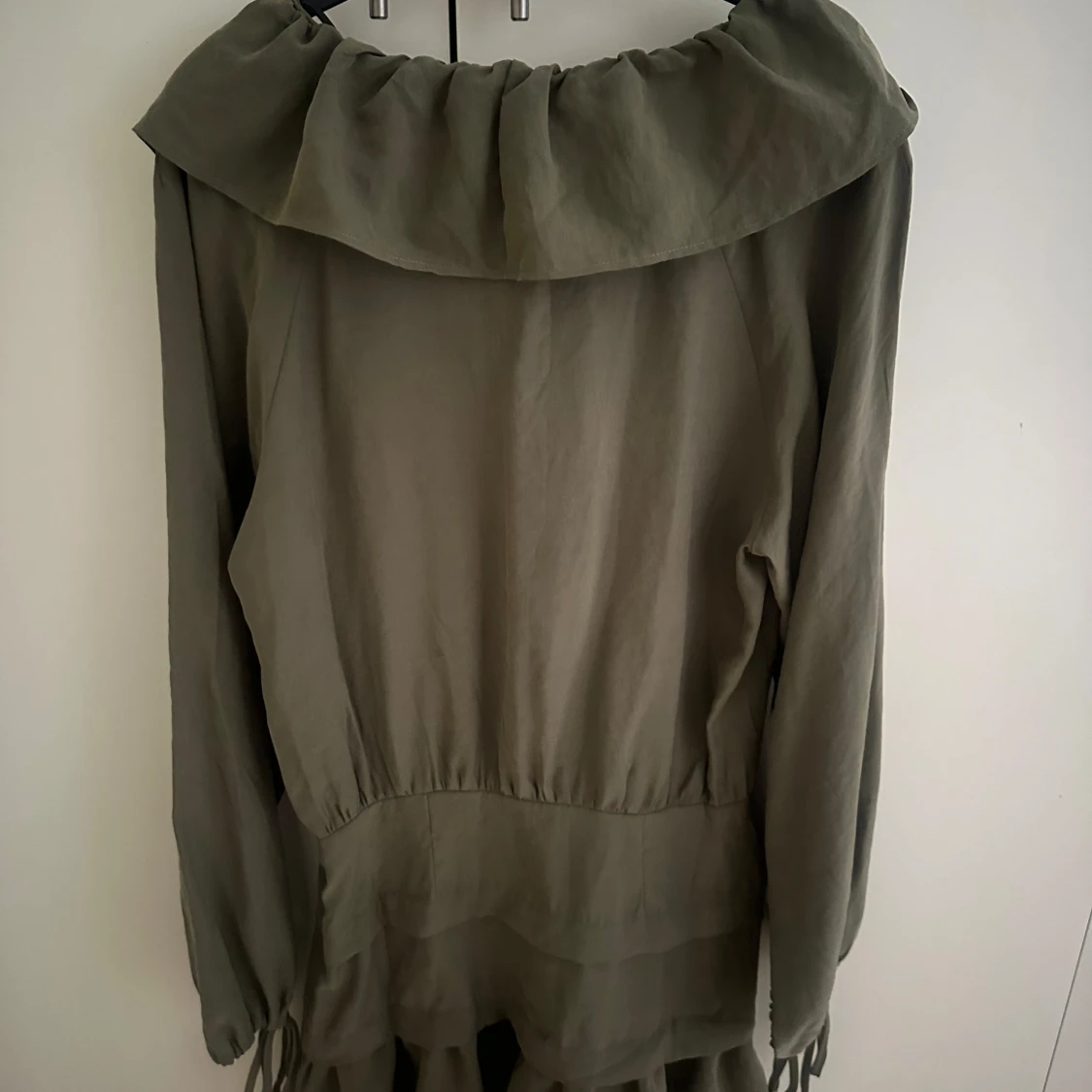 Hm klänning med volangdetaljer - 2