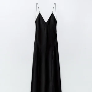 Svart balklänning  - Säljer denna svarta klänning från Zara, så fint till bal eller fest. Aldrig använd!