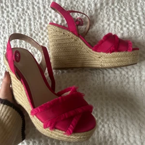 Rosa kilklackar💖 - Perfekta sommar-klackarna med en jättefin rosa färg och gullig volang💖💖🎀🎀🍓🍓Såå snygga!!! Perfekt skick! Klack: 10-11 cm. 