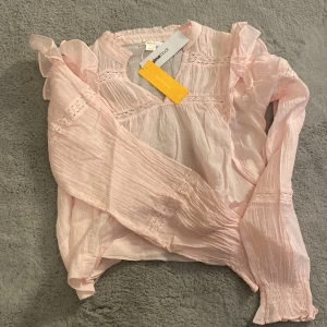 Y boho lace blouse från Gina tricot - Fin blus man kan ha på sig i skolan, jobbet, kalas osv. Långärmad med lite volang på axeln! Rekommenderar starkt!