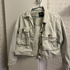 Jacka Zara - Fin jeansjacka från Zara i storlek Xs som tyvärr inte längre kommer till användning 