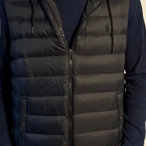 Ralph lauren väst cardigan  - Tjena säljer nu den väldigt snygga cardigan västen  som är ifrån Ralph lauren skick 8/10 strorlek L men passar som M Ny pris 1999kr mitt pris 1600 hör gärna av er via PM vid frågor och funderingar 