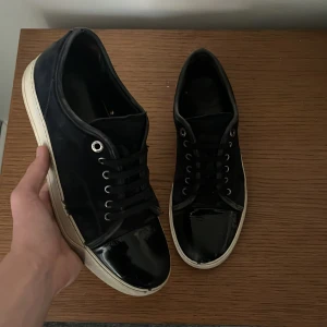 Lanvin skor - Säljer ett par marinblå lanvins i size 7uk vilket motsvarar 41-42🤩 skick 7,5/10! Har av dig vid minsta fundering!🤝