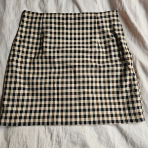 Rutig kortkjol - Använd 1 gång inga defekter,  står storlek 38 på lappen men skulle säga att den passar 36/s bättre 