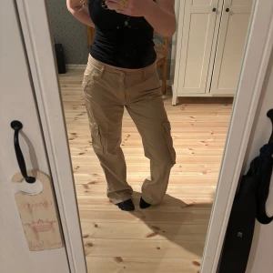Cargopants  - Supercoola beiga cargobyxor från Gina Tricot. De är normala i storleken och även i längden, och passar mig som är 164. Använda ett fåtal gånger. Köpta för 500kr.