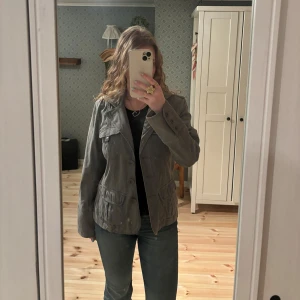 Vintage cool jacka  - Denna jackan är supercool och passar perfekt till antingen en utekväll, eller bara när man vill vara extra snygg i skolan eller på stan. Den har ett fint spänne i ryggen också!