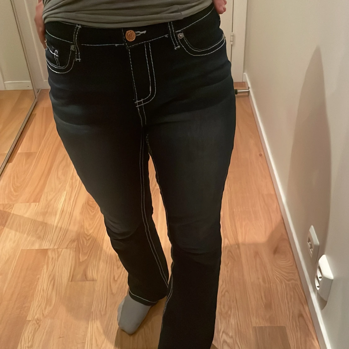 Sänkt pris! Mörkblå jeans med kontrastsömmar - 4