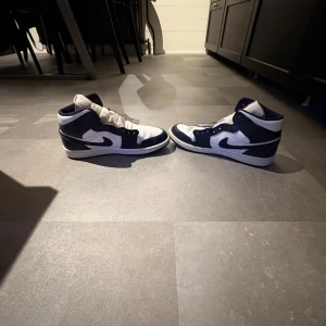 Nike Air Jordans 1 - Snygga Nike Air Jordans i storlek 45 med hög design och klassisk snörning. Bra skick och pris kan diskuteras. Snören kommer med såklart.