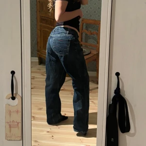 Baggy signal jeans - Suupercoola baggy jeans med snygga detaljer på bakfickorna! Lite långa för mig som är 164. 