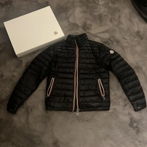 Moncler Daniel Giubbotto - Säljer min äkta Moncler höstjacka köpt som är köpt i Moncler på Birger Jarlsgatan. Den har ett litet hål vid knappen som man ser på bild nummer 3 men går att fixa hos en skräddare för ett par hundralappar, kvitto och låda finns till denna. Skick 4/5.