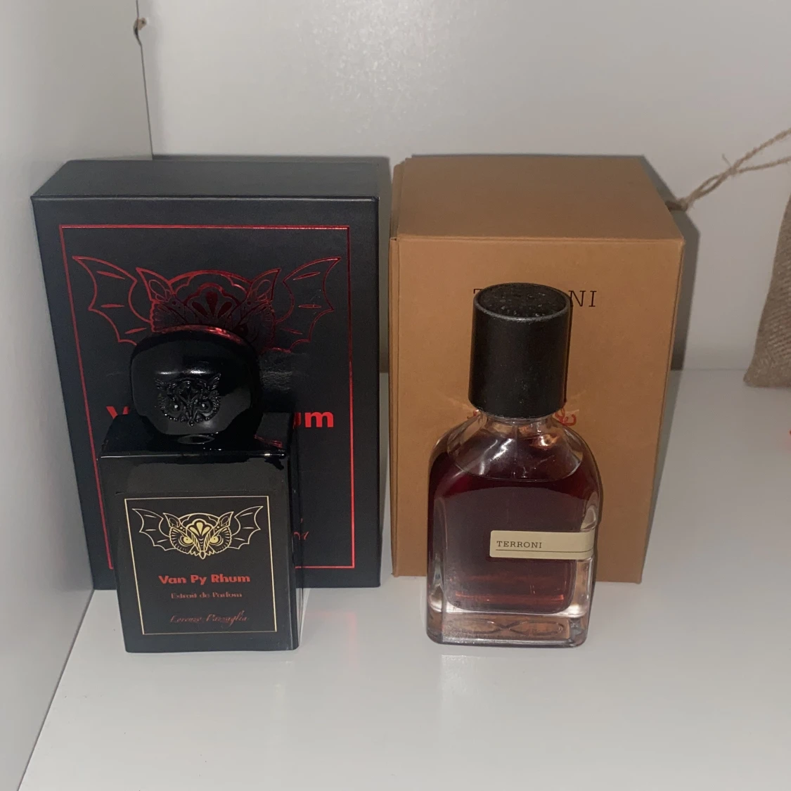 Parfymflaskor Van Py Rhum och Terroni - 2