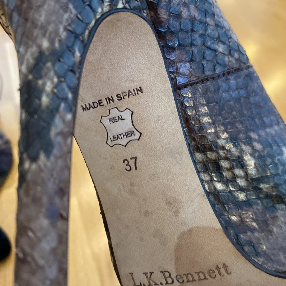 Ormskinnsmönstrade pumps från L.K. Bennett - 2