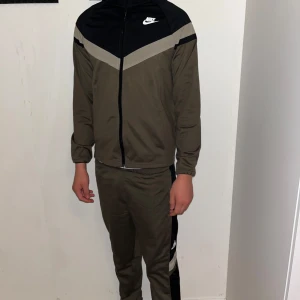 Nike Tracksuit - Dark green Nike tracksuit in very good condition. Has been woren for just a couple of months. The size is kids XL wich fits XS very well. Ask for more information or pics if needed